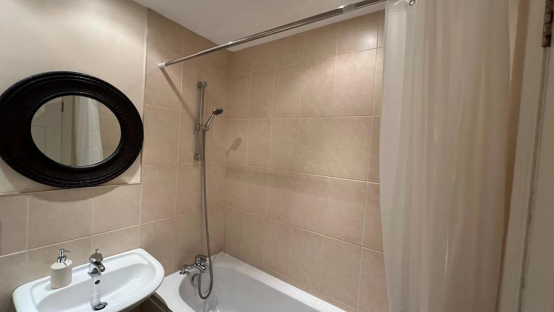 2Br Apartment Bt9 With Balcony Belfast
